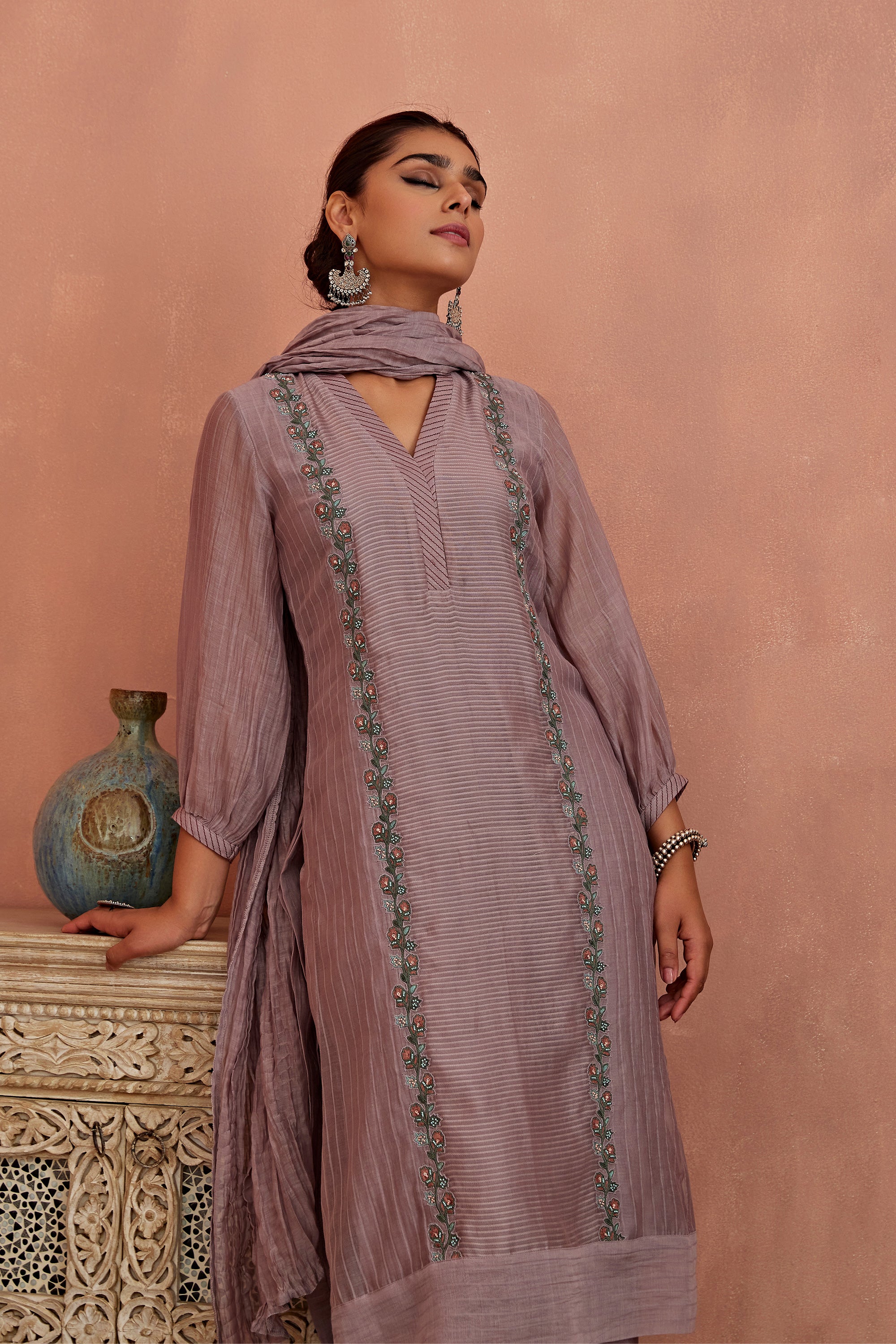 Mauve_Flower_Lace_Kurta_Set_Kritika_Dawar