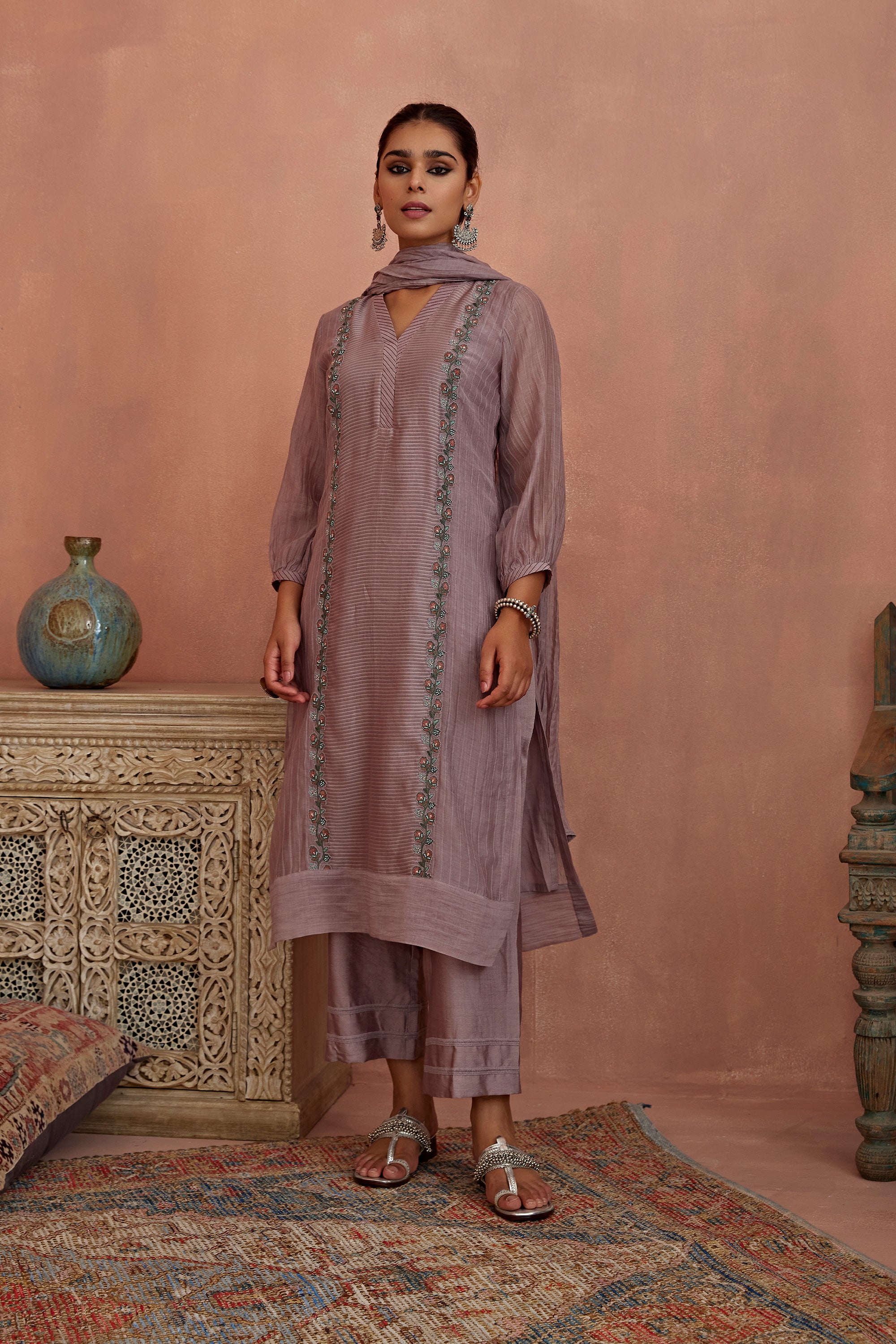 Mauve_Flower_Lace_Kurta_Set_Kritika_Dawar