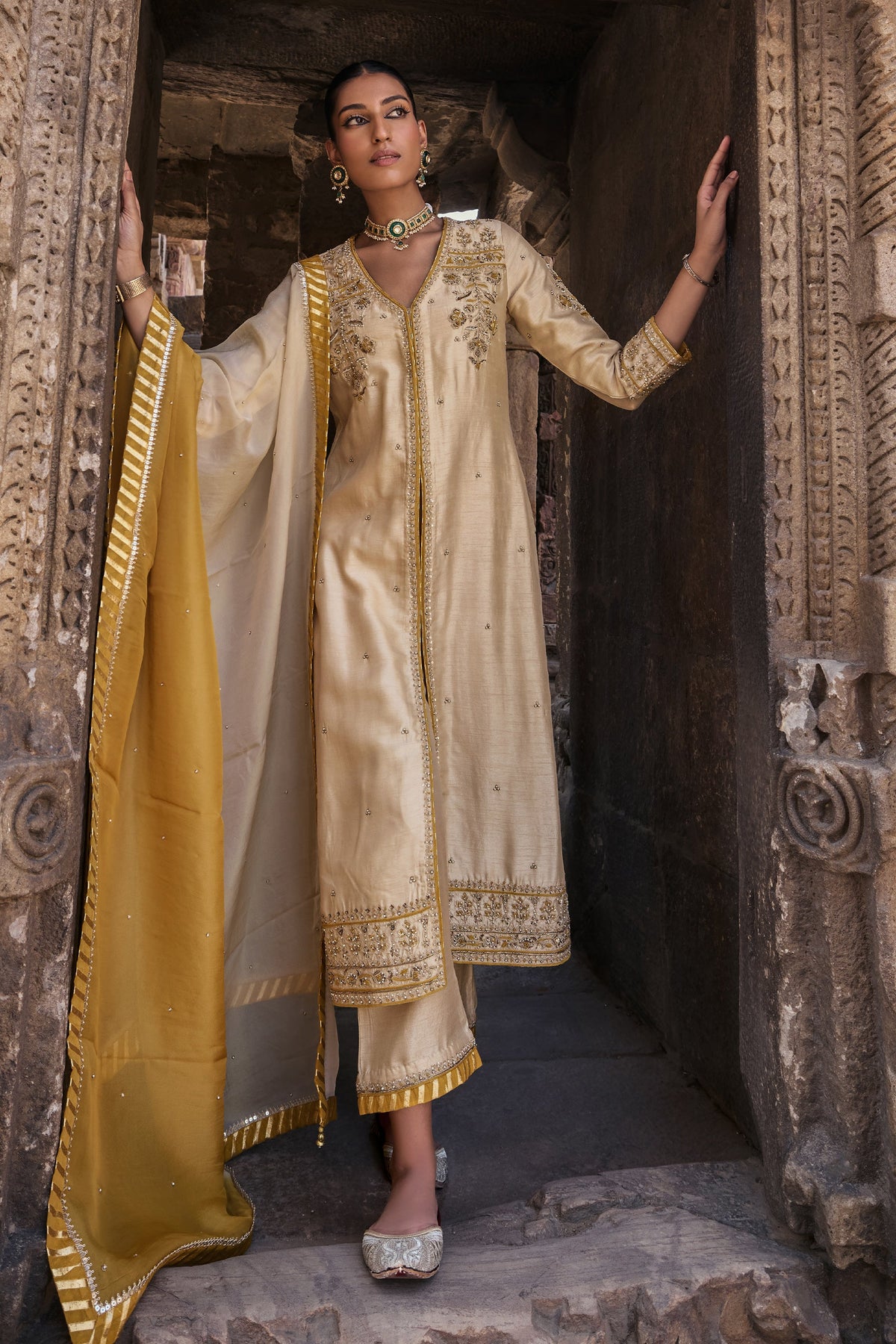 7 Festive Lohri Outfit Ideas for a Traditional Touch to Your Celebrati Kritika Dawar 7 Festive Lohri Outfit Ideas for a Traditional Touch to Your Celebrati Kritika Dawar
